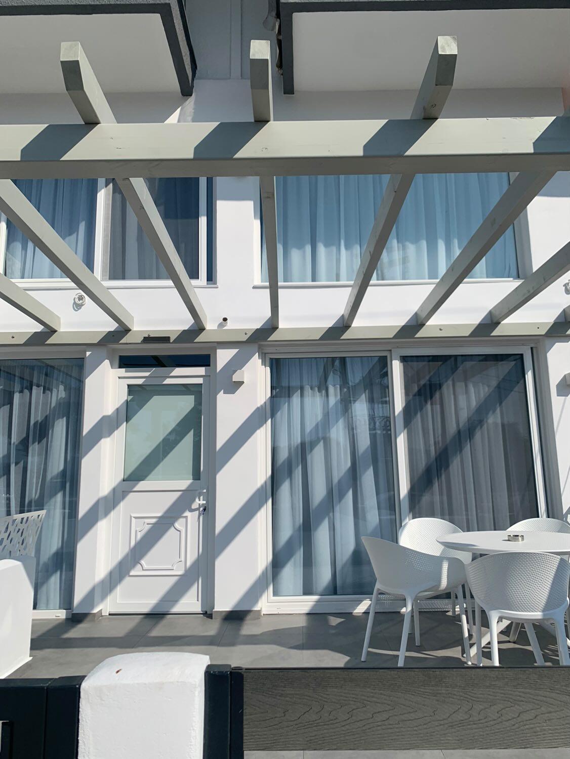 Ocean Blue Suites 伊里斯斯 外观 照片